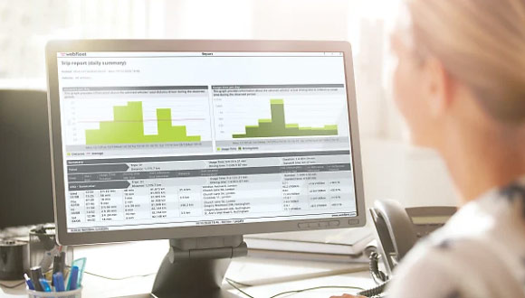 Fuhrpark-Managerin am PC mit WEBFLEET Reports
